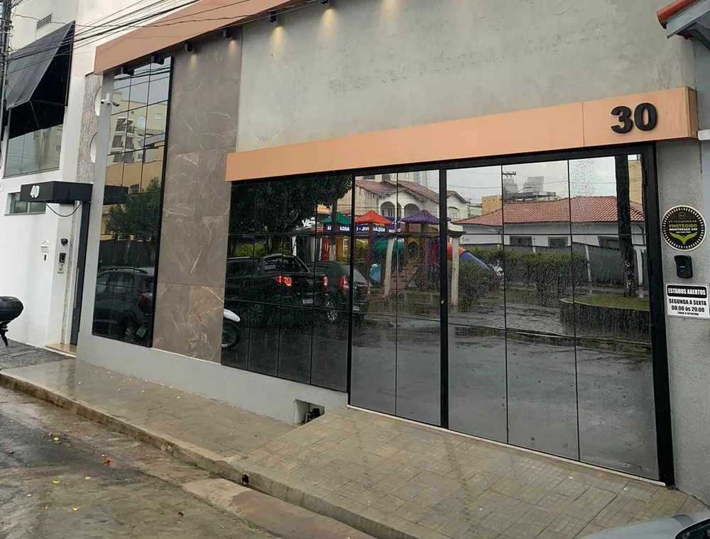 Fachada do nº 30 da Praça Odilon Pachêco, com vidros espelhados e faixas em tom cobre